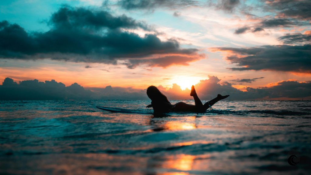 Aprender a Surfar em floripa com o sol nascendo